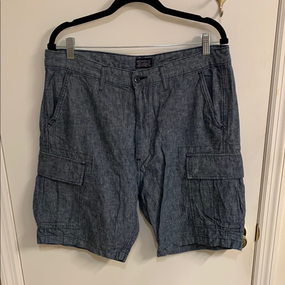 Vintage Levi’s Blue Cargo Shorts Relaxed Fit in size 34